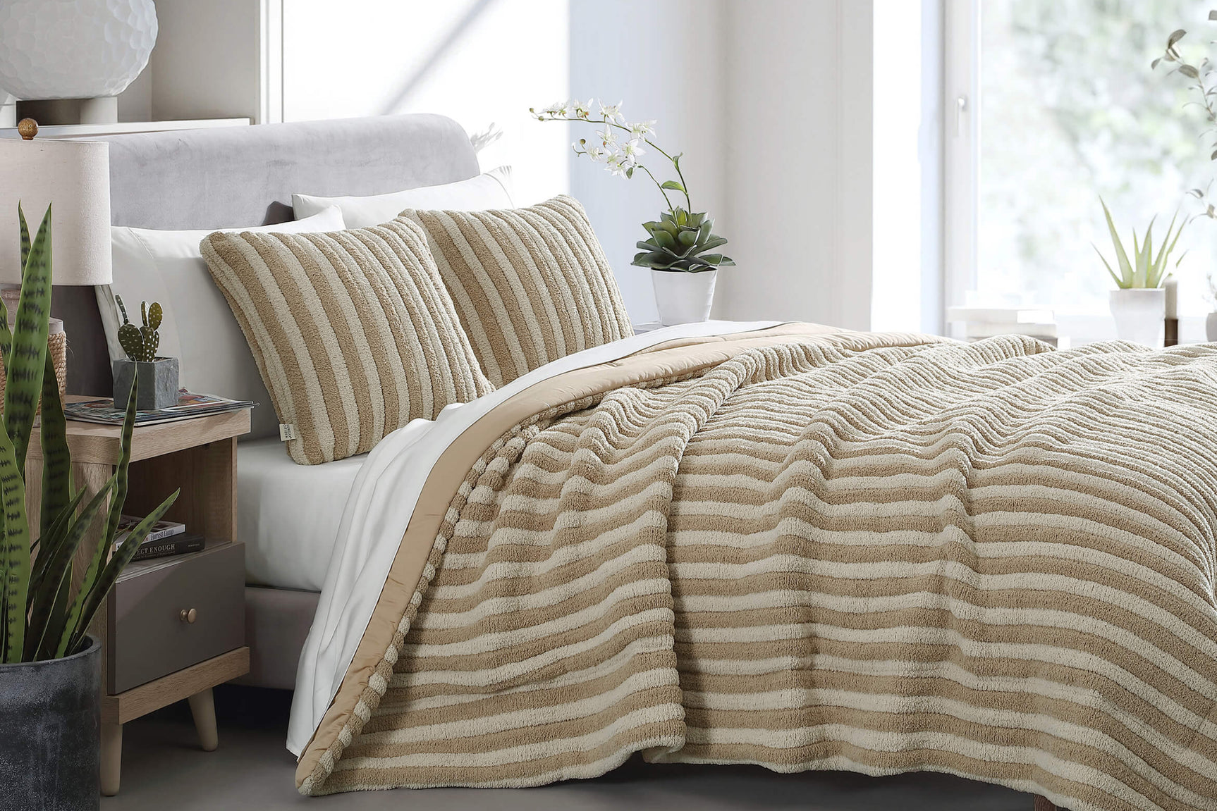 Snug Piped Comforter