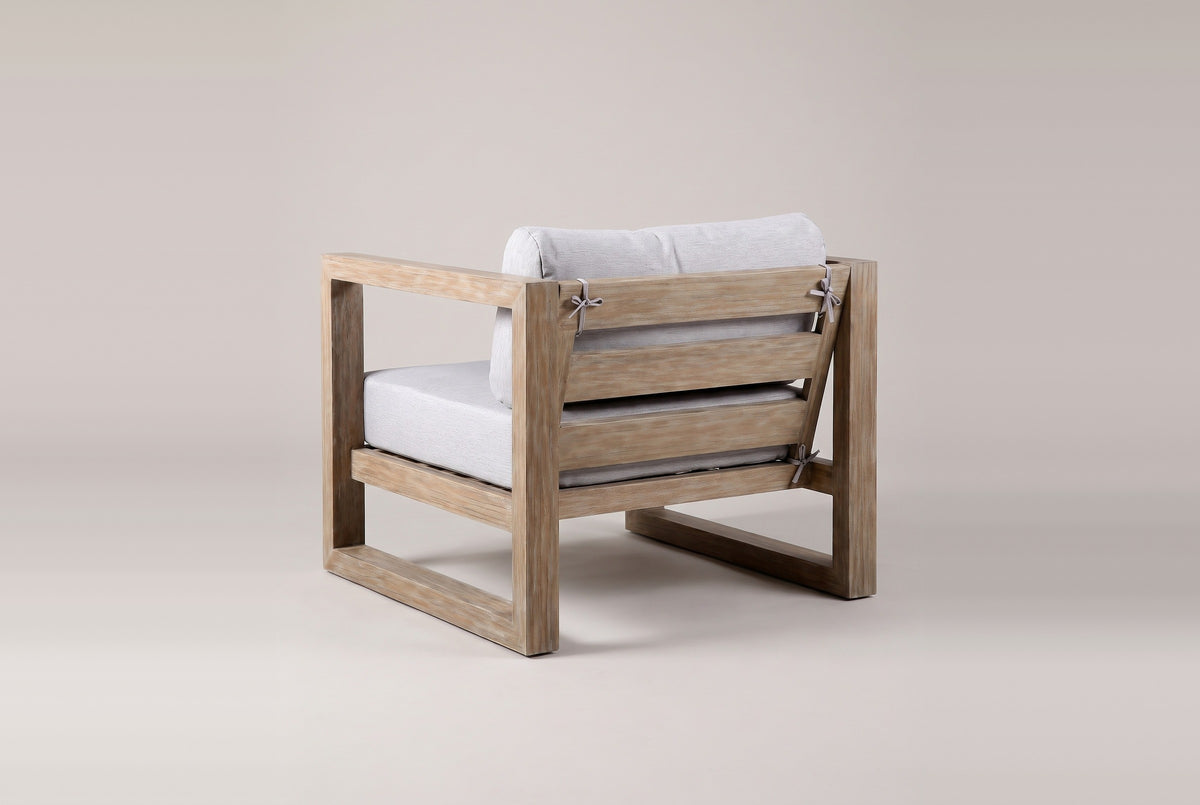 The back of the Giardini chair from behind: three eucalyptus boards across the reclined back frame, gray ties at the corners and a closed side frame