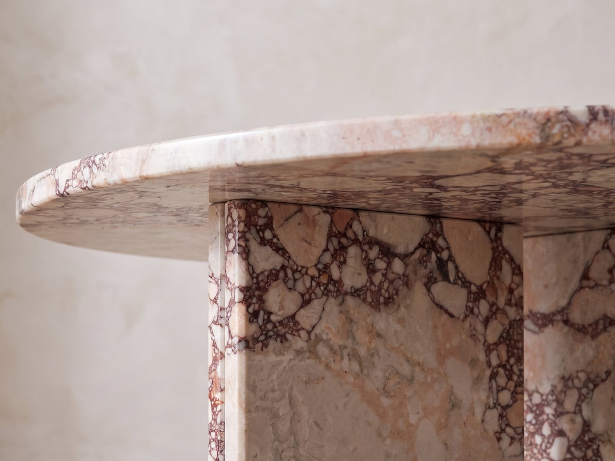 Close-up of the Paestum Rosa Marble Coffee Table: the two rosa marble slabs of the base meeting under the top