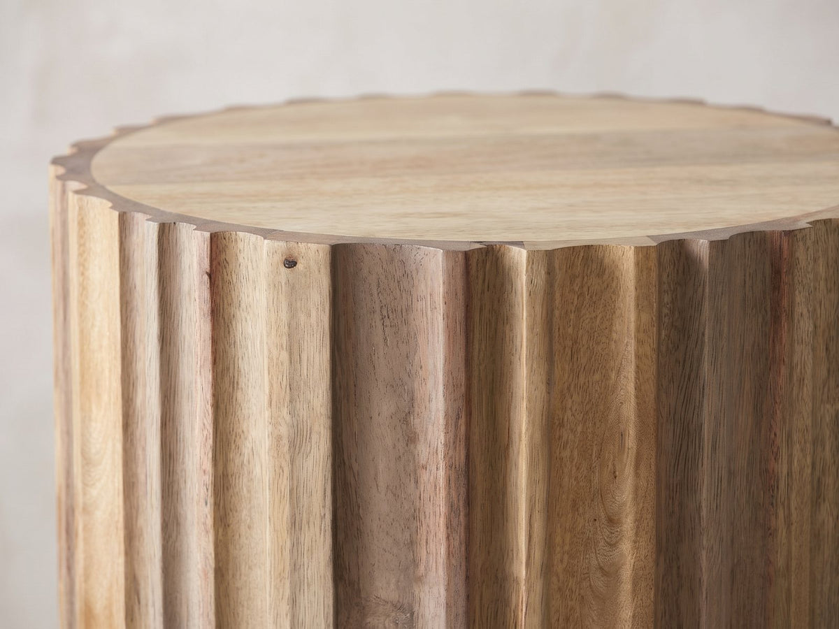 Close-up of the Pisticci Solid Mango Fluted Drum Side Table: the notched rim of flat-faced mango staves around the flush top
