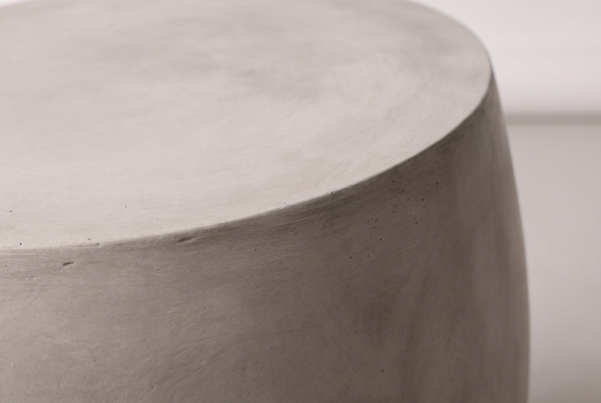Close-up of the smooth light grey MGO lightweight concrete at the top edge of the Racalmuto side table