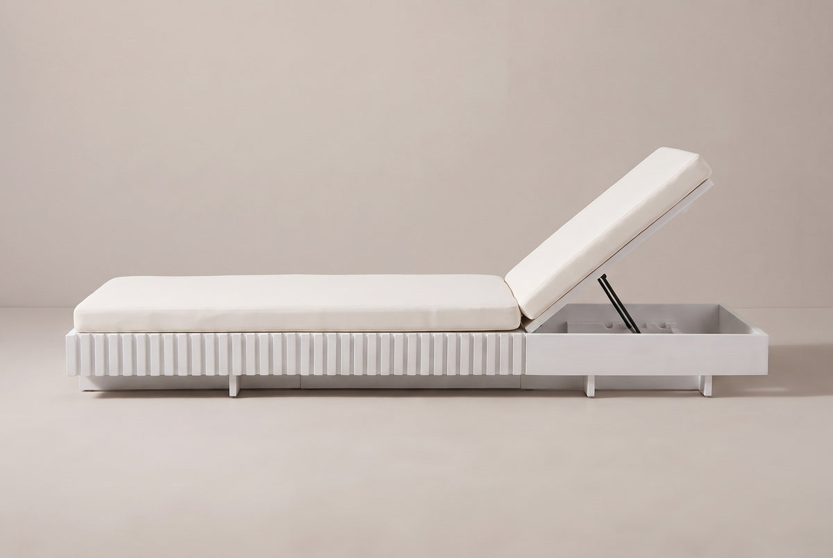 The Riesi chaise lounge seen from the side: ribbed seat section on the left, the plain head box and raised back on the right