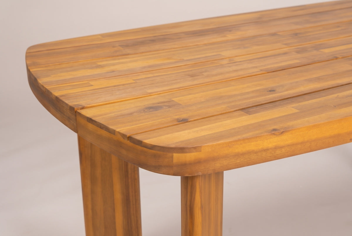 Close-up of a rounded end of the Adrano dining table: finger-jointed acacia planks, a slim drainage gap and the thick rounded edge above a slab leg
