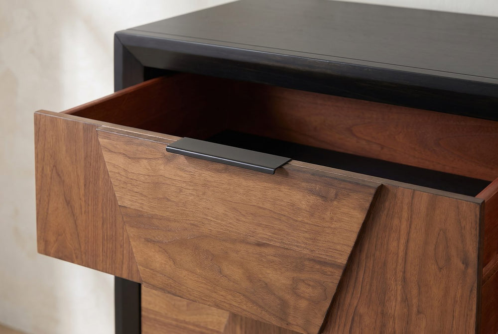 A slim tab pull
