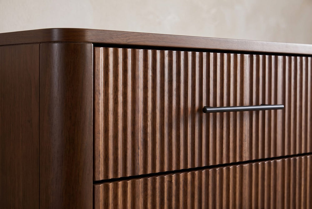 A curved corner, a black pull