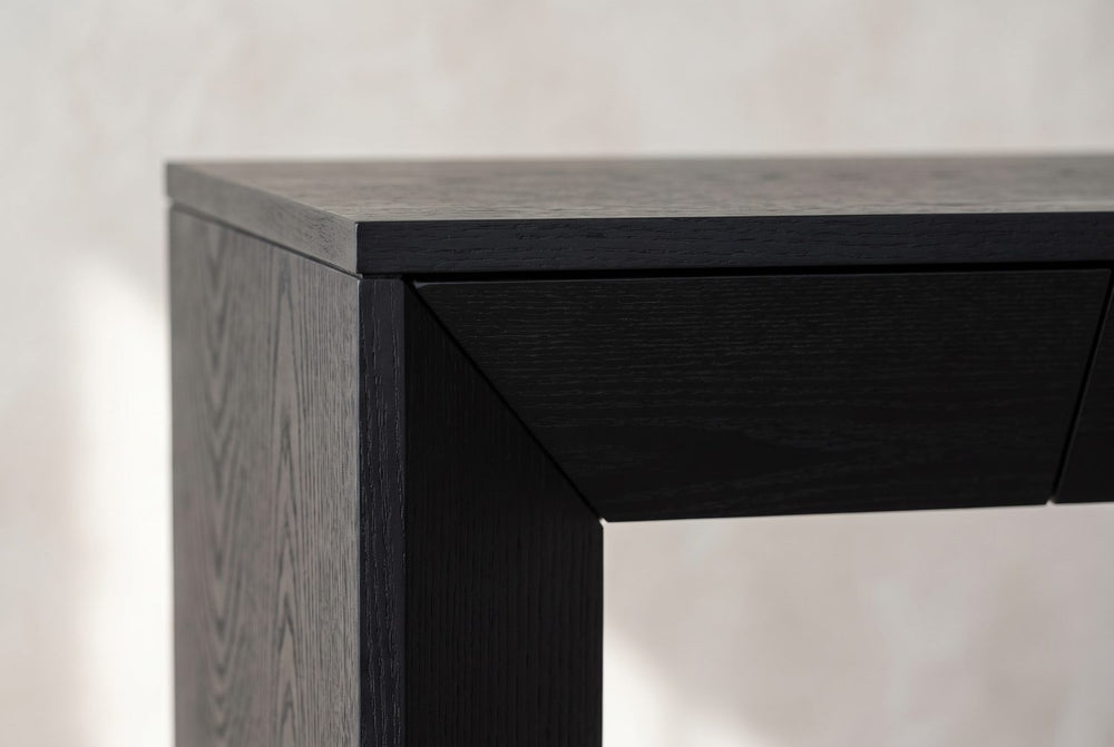 A mitred waterfall corner