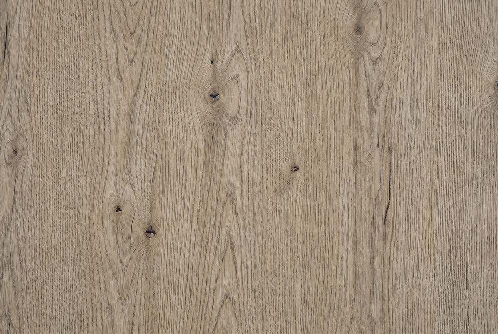 Knotty oak veneer