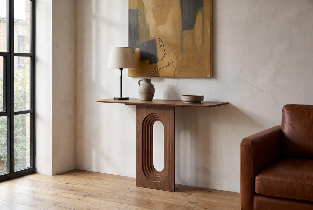 One pedestal, seen at an angle