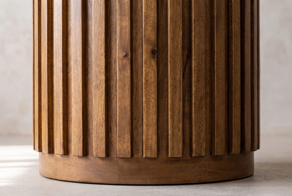 Flat slats, a plain plinth