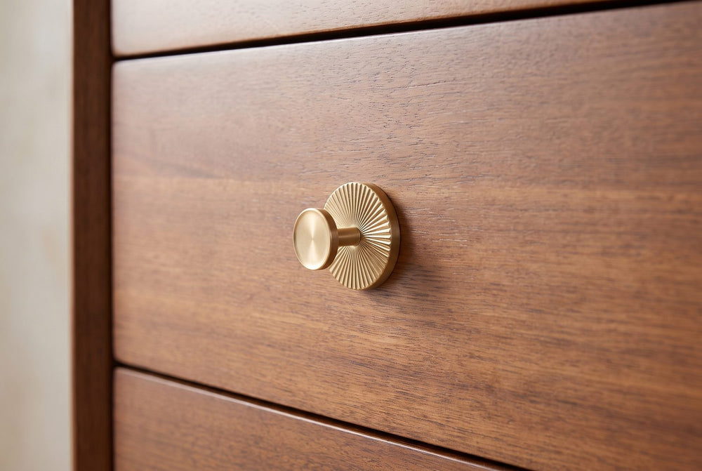 A sunburst knob