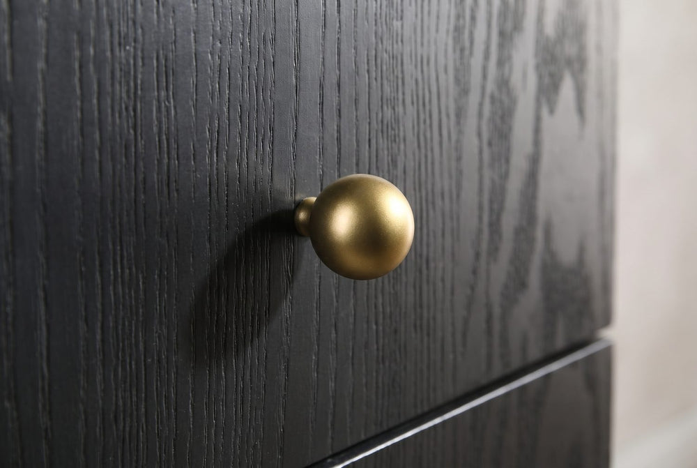 A ball knob on open grain