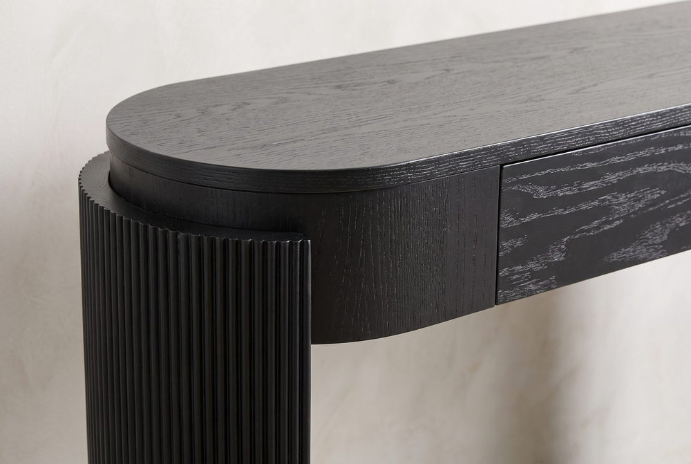 A reeded leg, a rounded end