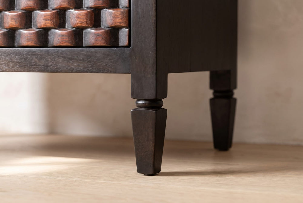 A turned leg, a square corner