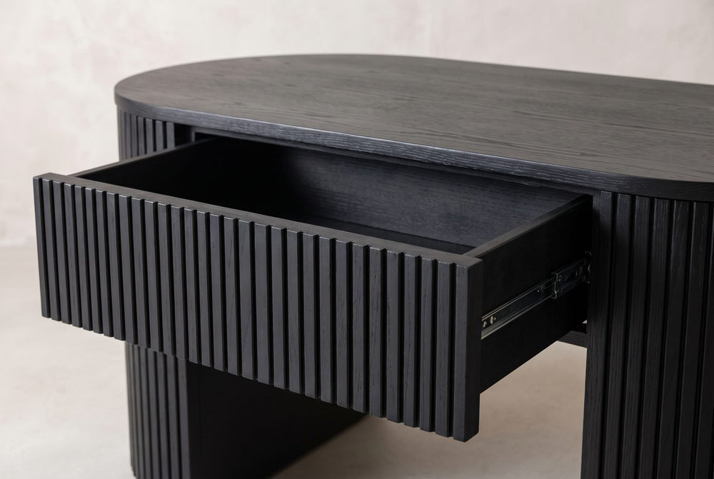 One wide drawer, no handle