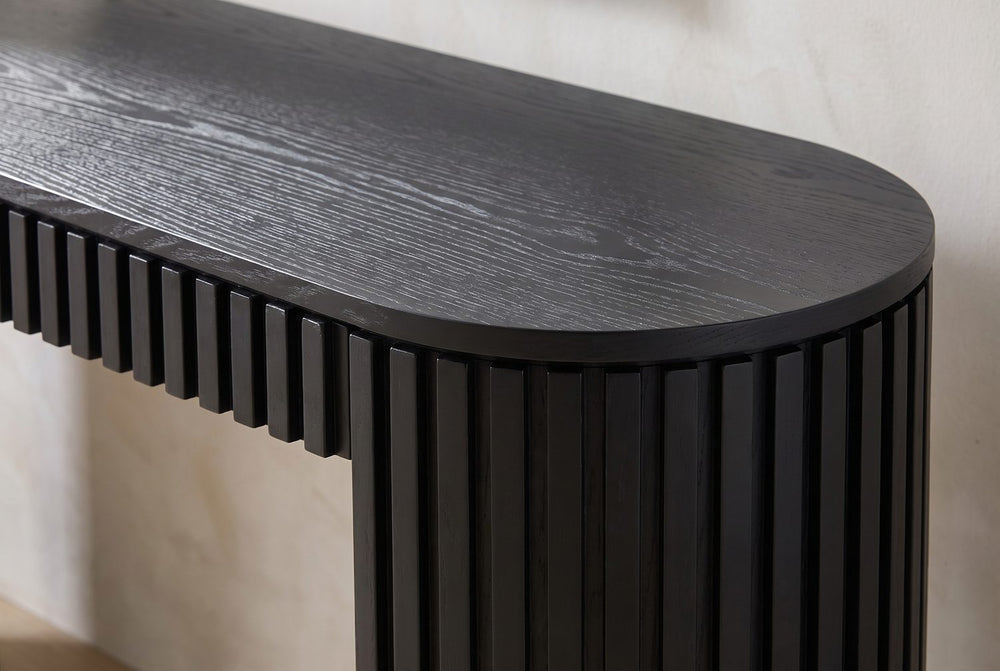A thin top on slatted ends