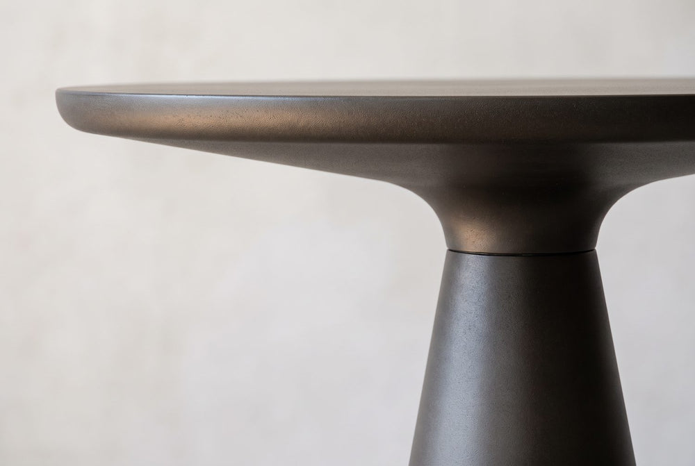 A thin edge, a curved underside