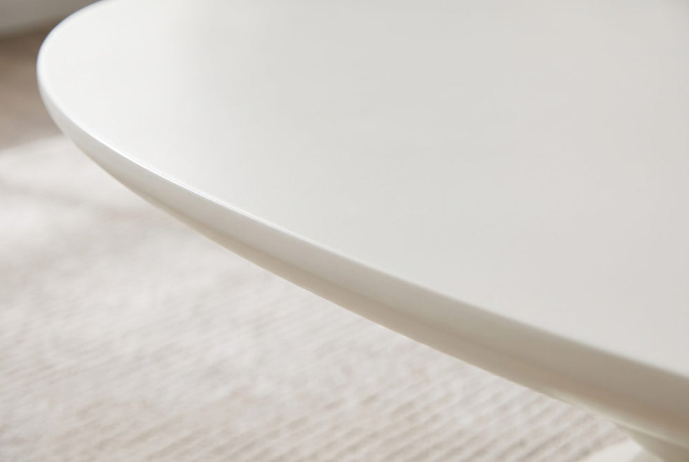 A soft edge in satin milk white
