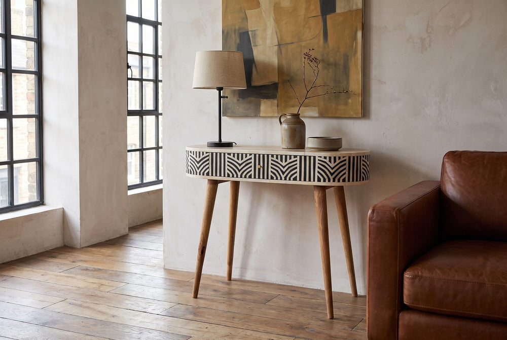Rounded ends, splayed legs
