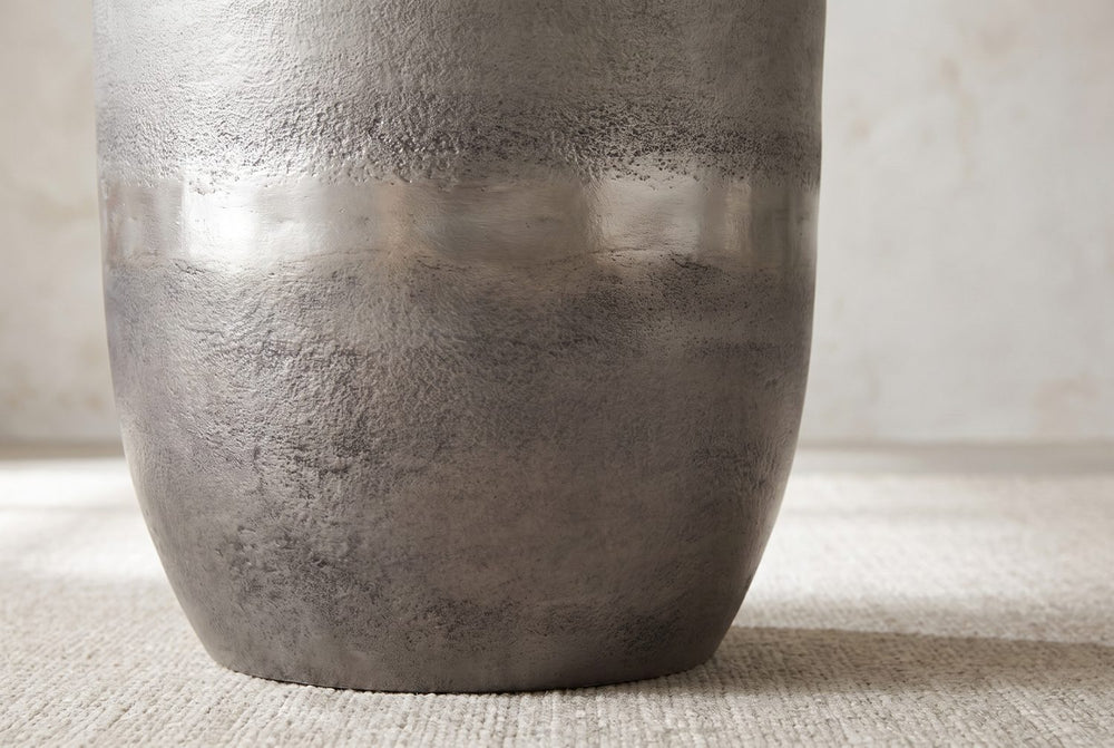 A band of burnished silver