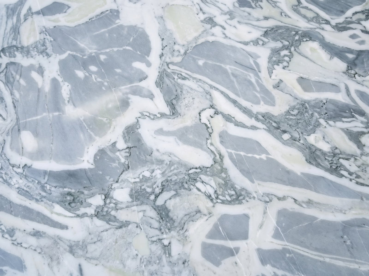 Close-up of the Cascia Compact Blue-Grey Marble Coffee Table: the veining of the polished blue-grey marble top