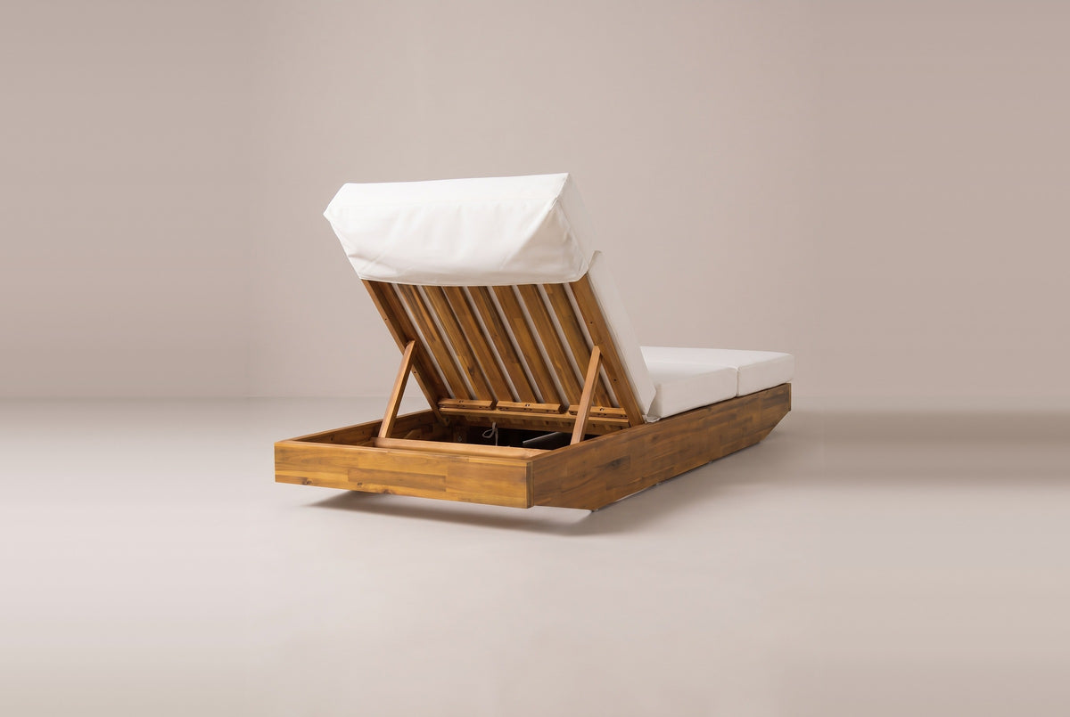 The head end of the Ferla chaise from behind: the slatted backrest raised on two wooden supports above the open acacia base
