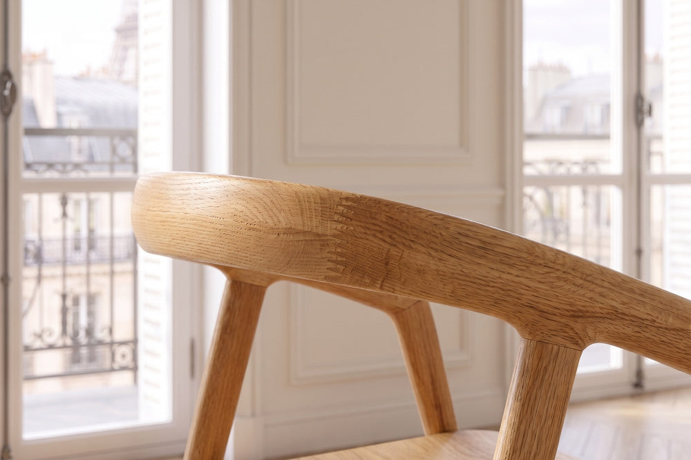 Close-up of the Filadelfia Sculpted Oak Wood Dining Arm Chair: crest