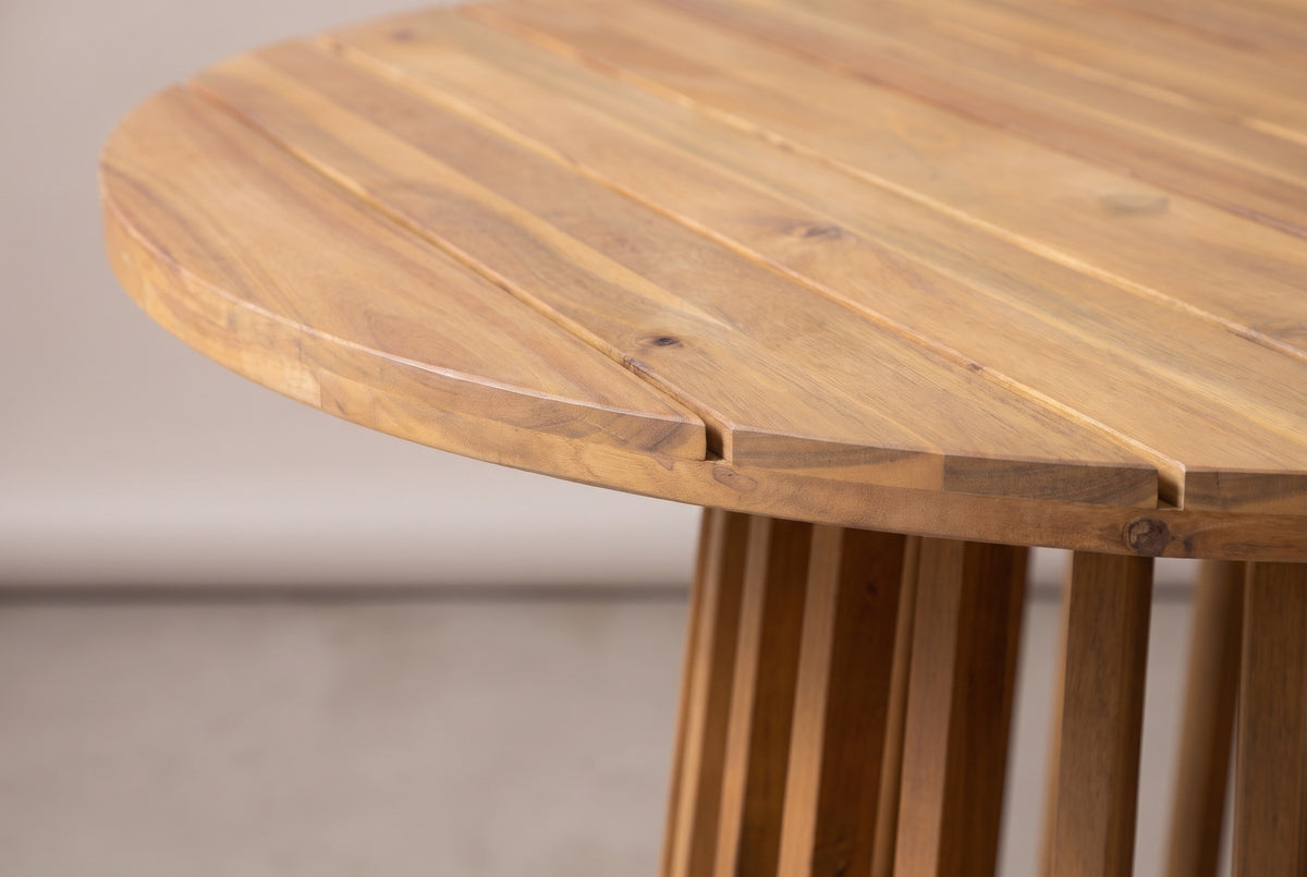 Close-up of the solid acacia on the Levanzo table: the edge of the slatted top in light teak finish with the natural grain