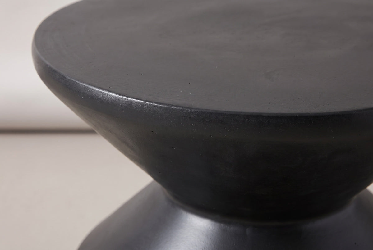 Close-up of the matte black MGO concrete at the edge of the Marineo round top, with fine pinholes