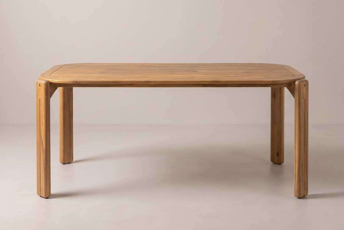 The Mazara dining table seen from the long side: the slatted top with rounded corners on four solid acacia legs