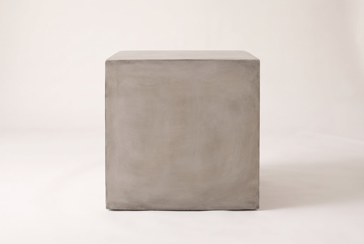 The Realmonte cube side table seen straight from the front: one plain square light grey face
