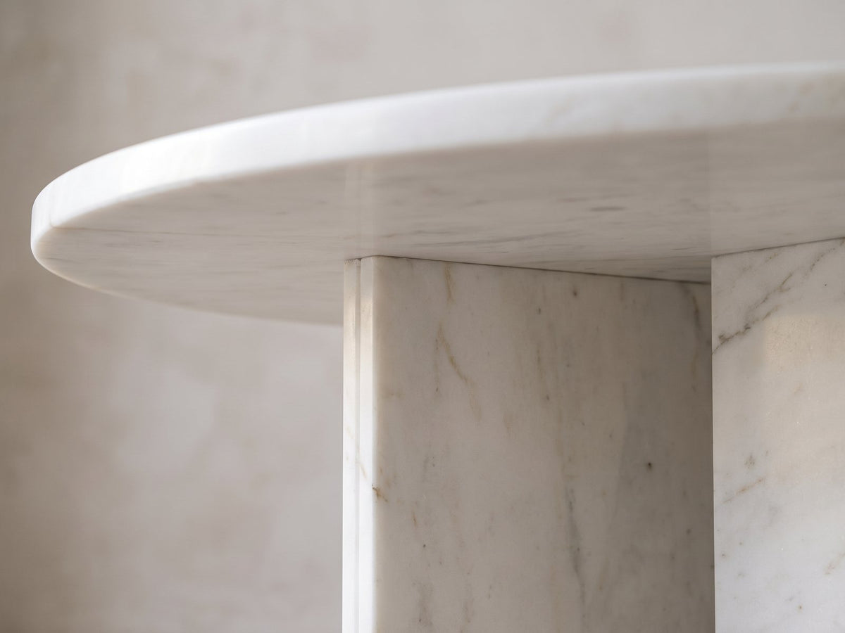 Close-up of the Stintino White Marble Coffee Table: the two white marble slabs of the base meeting under the top