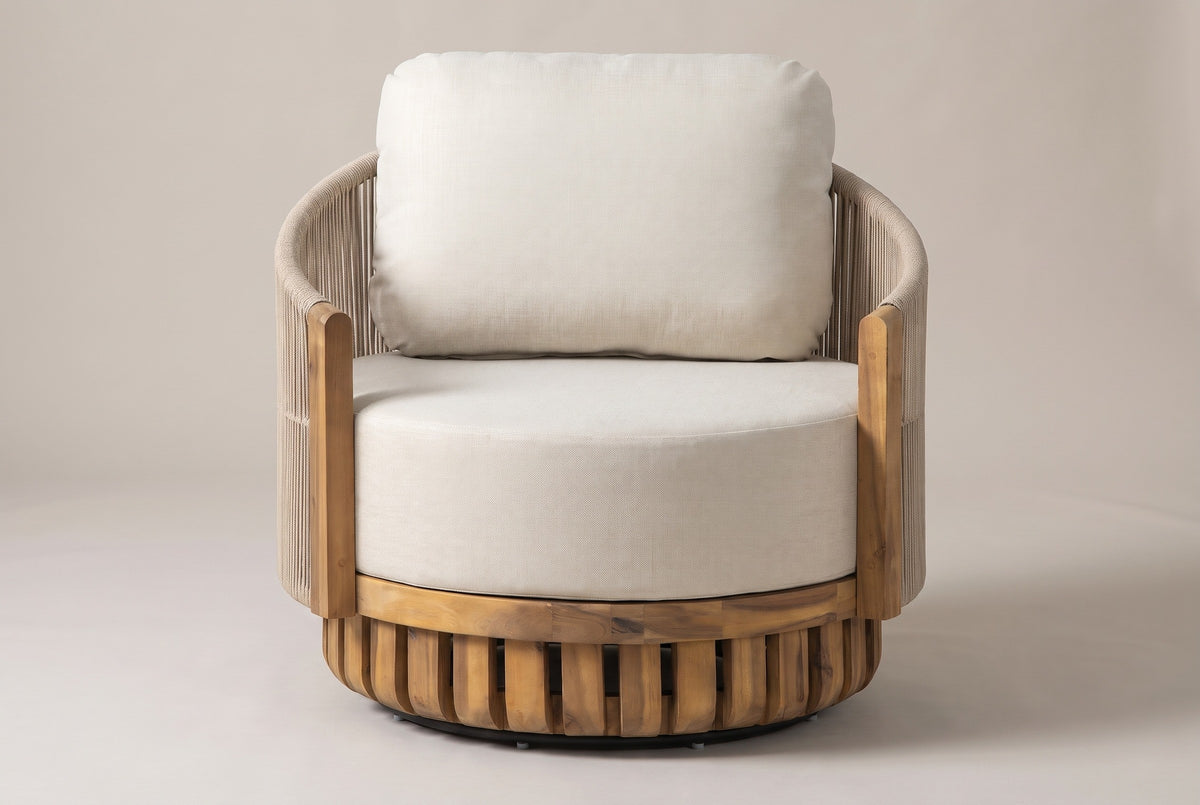 The Ustica swivel lounge chair seen straight from the front: two acacia posts at the open front, the round seat cushion, the back cushion and the slatted base